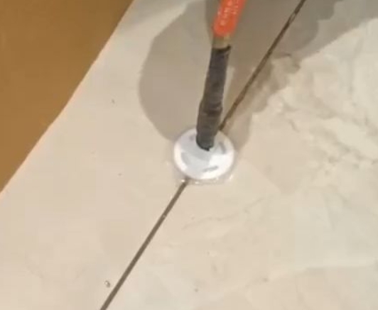 龙岩瓷砖空鼓维修公司专业解答瓷砖在铺贴过程中，如果没有涂抹均匀到位的粘结材料（如水泥砂浆或瓷砖胶），可能会导致以下问题